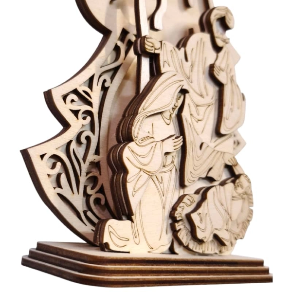 Widok z boku dekoracji pokazujący 7 warstw sklejki i wysoką, potrójną podstawę.