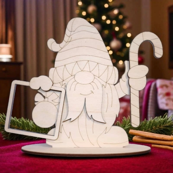 Krasnal świąteczny ze sklejki w aranżacji, gotowy do pomalowania, idealny na prezent.