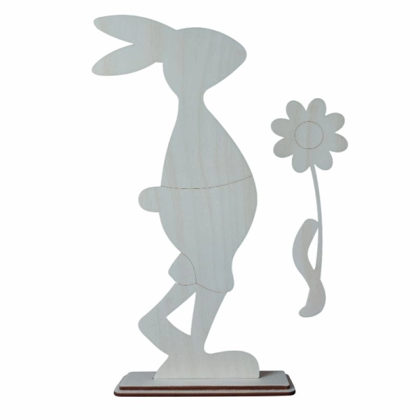 Drewniany zając wielkanocny z kwiatkiem