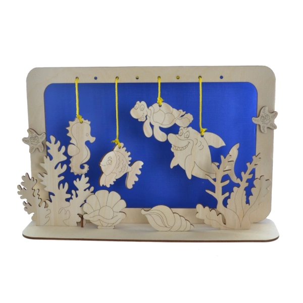 Drewniane akwarium z rybkami do zdobienia