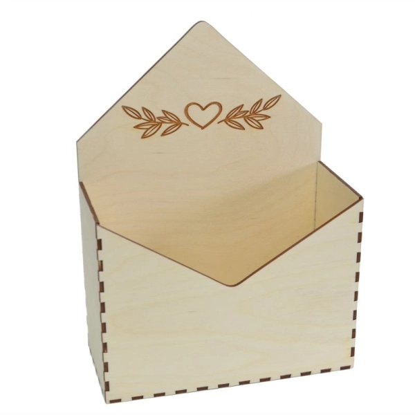drewniane pudełko w kształcie koperty