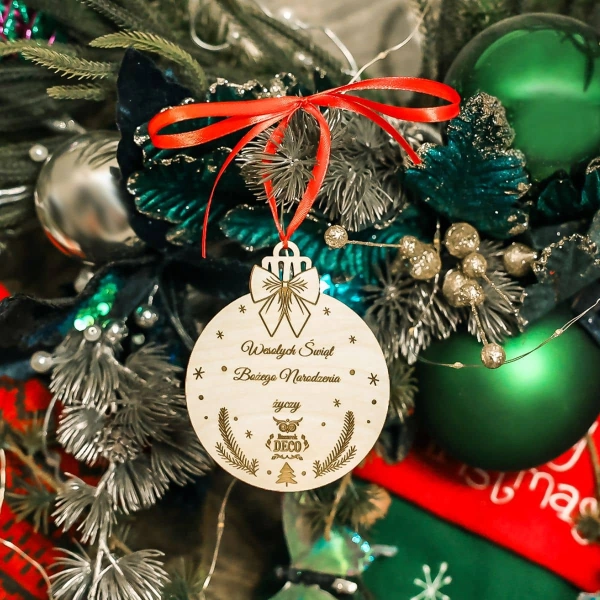 Drewniana bombka z grawerowanym logo