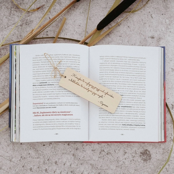 Drewniana zakładka do książki z logo i cytatem