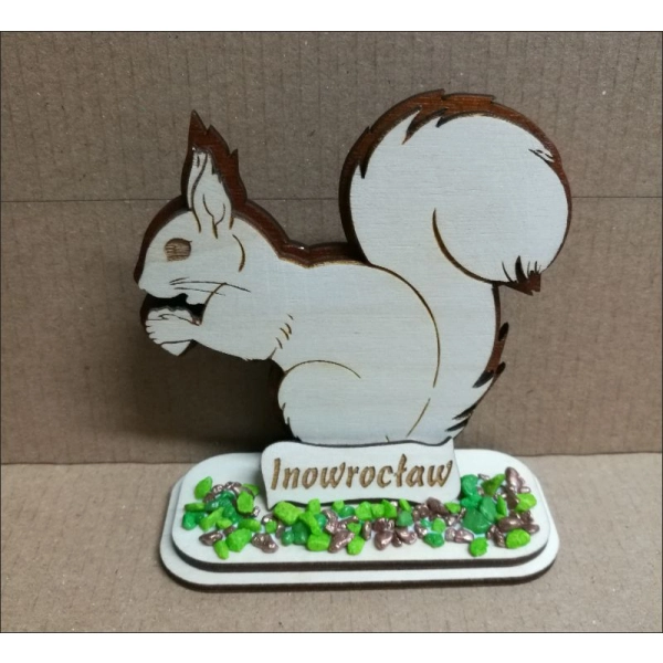 Wiewiórka grawerowana na podstawce
