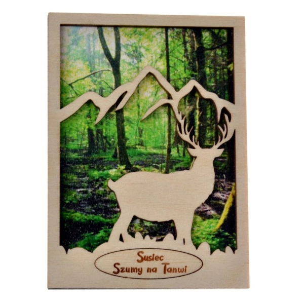 drewniany magnes jeleń z ażurowymi górami w tle znajduje się widoczek lasu