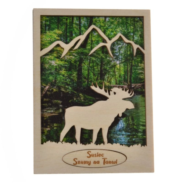 drewniany magnes łoś z konturem gór w tle znajduje się widoczek lasu przez który przepływa potok