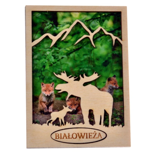 drewniany magnes łoś z konturem gór w tle znajduje się widoczek lasu i małych lisów