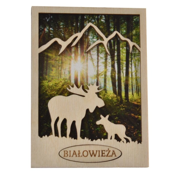 drewniany magnes łoś z konturem gór w tle znajduje się widoczek lasu