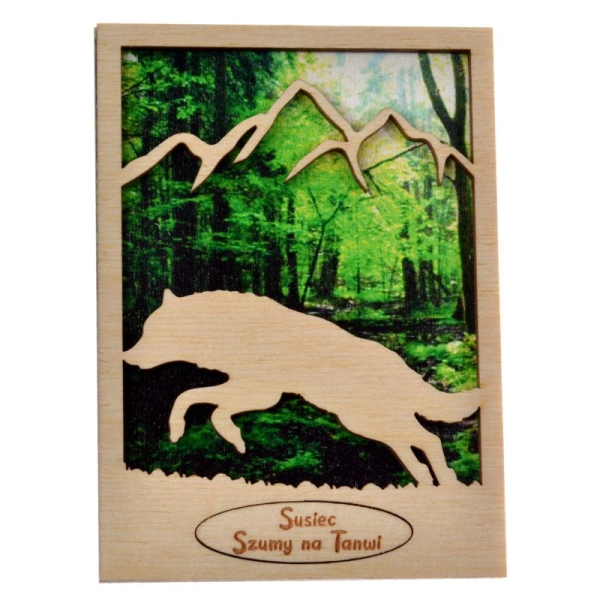 drewniany magnes wilk z konturem gór w tle znajduje się widoczek przedstawiający las