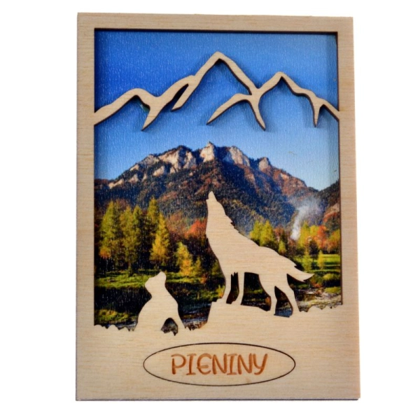 drewniany magnes wilk z konturem gór w tle znajduje się widoczek przedstawiający las i góry