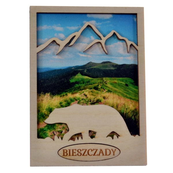 drewniany magnes niedźwiedź z konturem gór w tle znajduje się widoczek gór