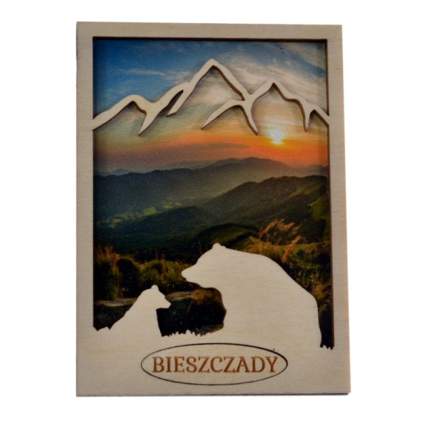 drewniany magnes niedźwiedź z konturem gór w tle znajduje się widoczek gór
