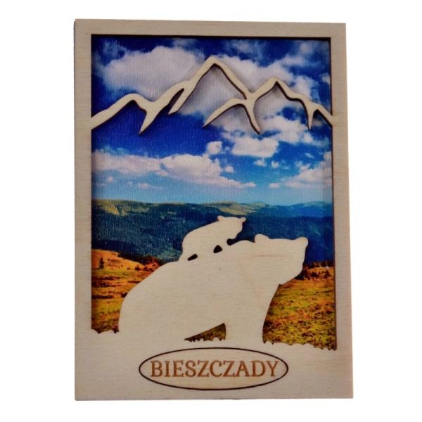 drewniany magnes niedźwiedź z konturem gór w tle znajduje się widoczek gór