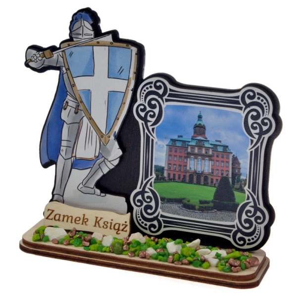 Drewniany rycerz na podstawce trzymający tarcze i miecz pamiątka regionalna z widoczkiem na którym jest zamek
