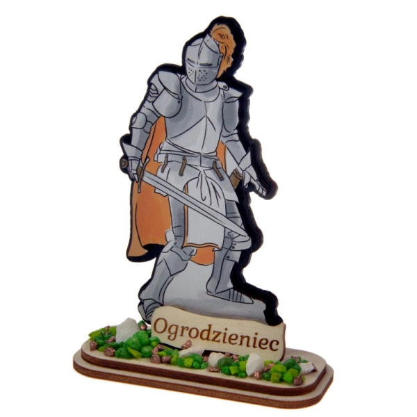 Drewniany rycerz na podstawce trzymający tarcze i miecz pamiątka regionalna zamek