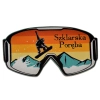 Magnes na lodówkę w kształcie okularów snowboardowych z grafiką gór oraz snowboardzisty. 
