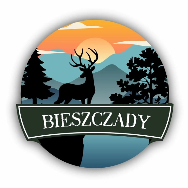 Okrągły magnes na lodówkę z grafiką jelenia w górach pośród drzew na tle zachodzącego słońca.