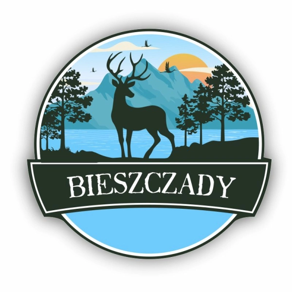 Okrągły magnes na lodówkę z grafiką jelenia nad jeziorem.