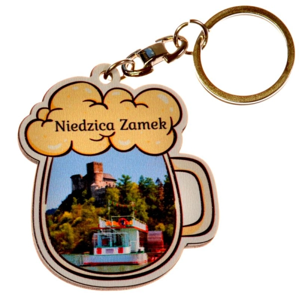 Breloczek w kształcie kufla piwa z pianką i widoczkiem wpisanym w kufel.