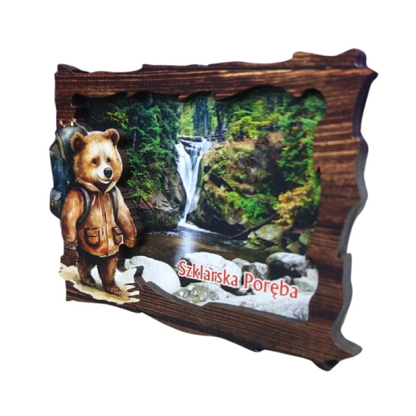 Drewniany magnes Miś Turysta N1 z widokiem