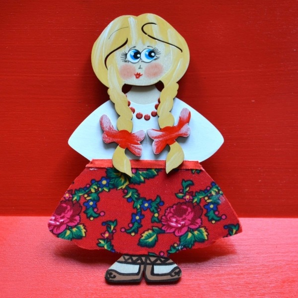 Zawieszka Góralka Blondynka z czerwoną sukienką
