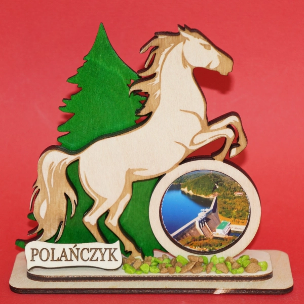 Koń z choinką i widokiem na podstawce