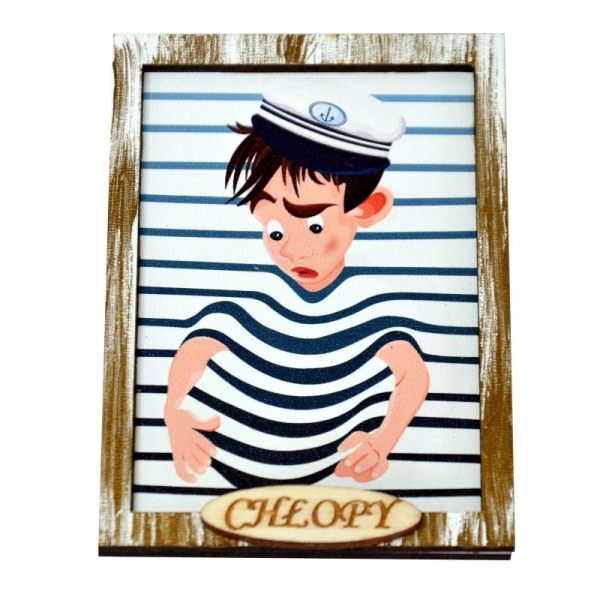 Magnes na lodówkę przedstawiający chłopca z czapką marynarską oraz podkoszulką w paski idealnie pokrywającą się z tłem.