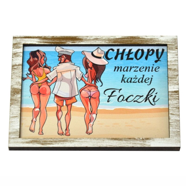 Drewniany magnes na którym widać starego marynarza z dwoma młodymi kobietami,