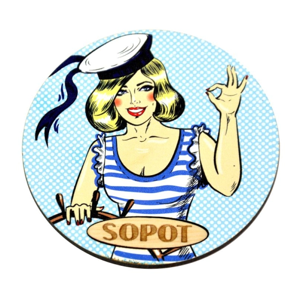 Magnes w kształcie koła z Panią marynarz w stroju w paski i czapką marynarską na głowie