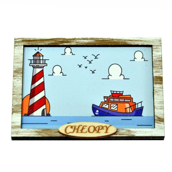 Magnes przedstawiający latarnię morską i kolorowy jacht na morzu. Dookoła motywu przyklejona jest pozłacana ramka wraz z