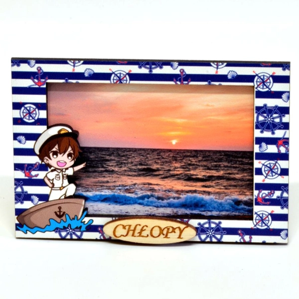 Magnes ramka w biało-niebieskie paski z marynarzem