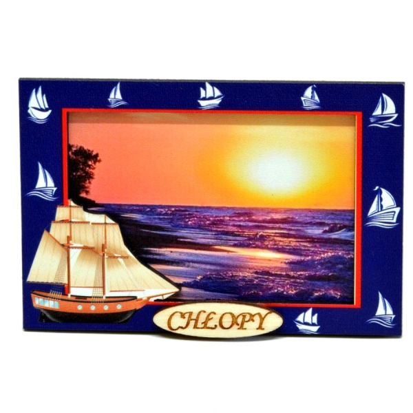 Magnes drewniany z wydrukowanym techniką UV zdjęciem w granatowej ramce ze statkiem