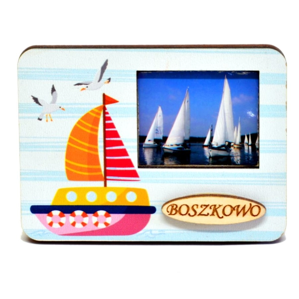 Magnes drewniany z wydrukowanym techniką UV motywem żaglówki, oraz wklejanym zdjęciem. 