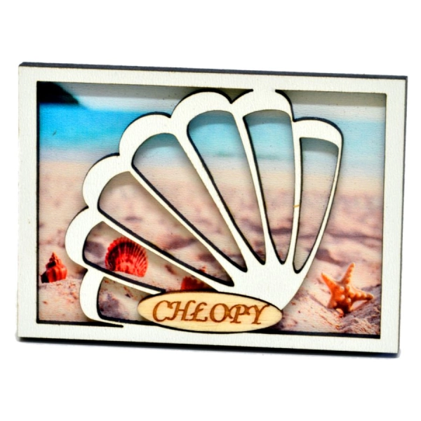 Magnes drewniany z wydrukowanym techniką UV widoczkiem oraz naklejaną na to ramką z muszlą.