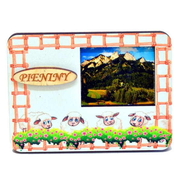 Magnes drewniany z wydrukowanym techniką UV motywem 4 owiec stojących w trawie, oraz wklejanym zdjęciem.