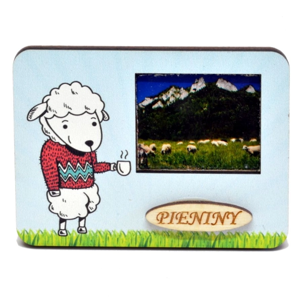 Magnes drewniany z wydrukowanym techniką UV motywem owcy stojącej na trawie, oraz wklejanym zdjęciem