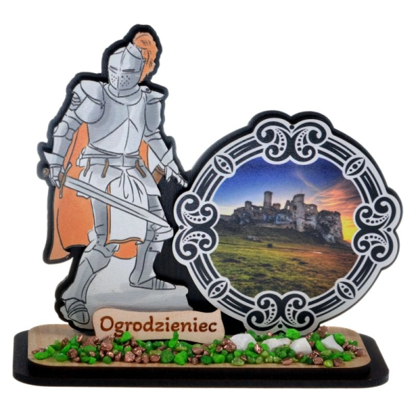Drewniany rycerz na podstawce trzymający tarcze i miecz pamiątka regionalna z widoczkiem na którym jest zamek