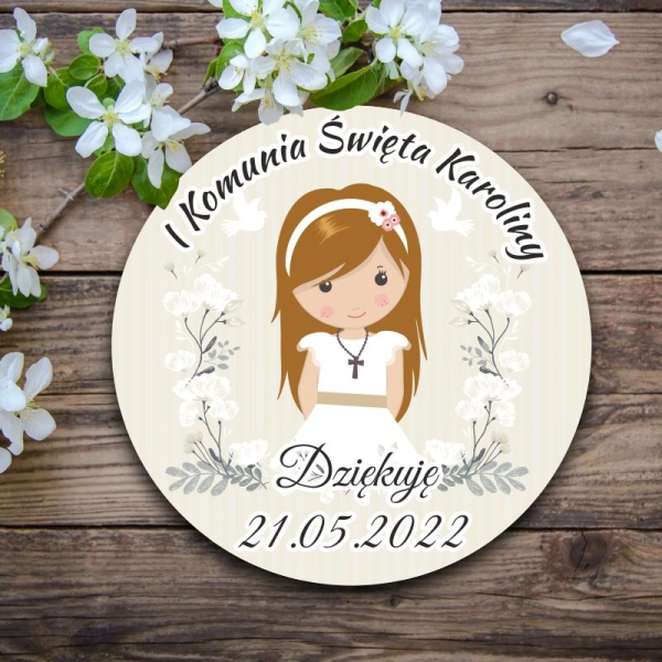 magnes komunijny z dziewczynka na beżowym tle
