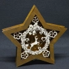 Drewniana gwiazda z motywem świątecznym w kolorze brązowym