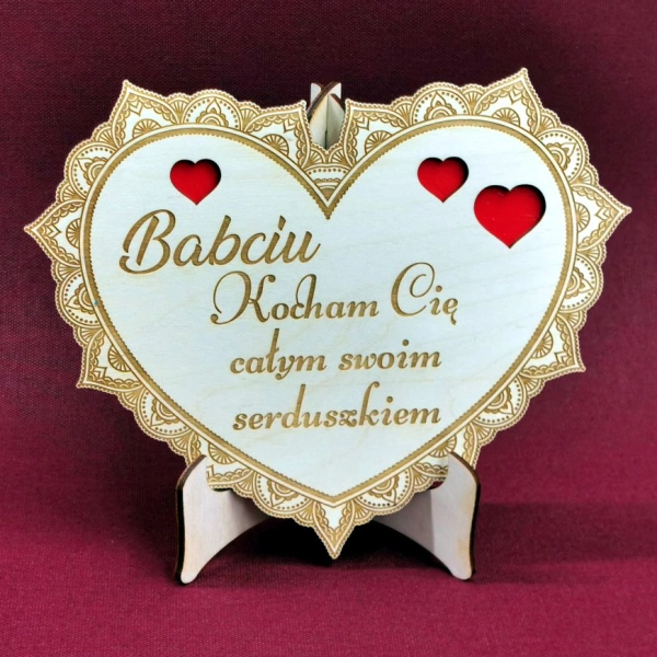 serce z wierszykiem dla babci i dziadka postawione na sztaludze